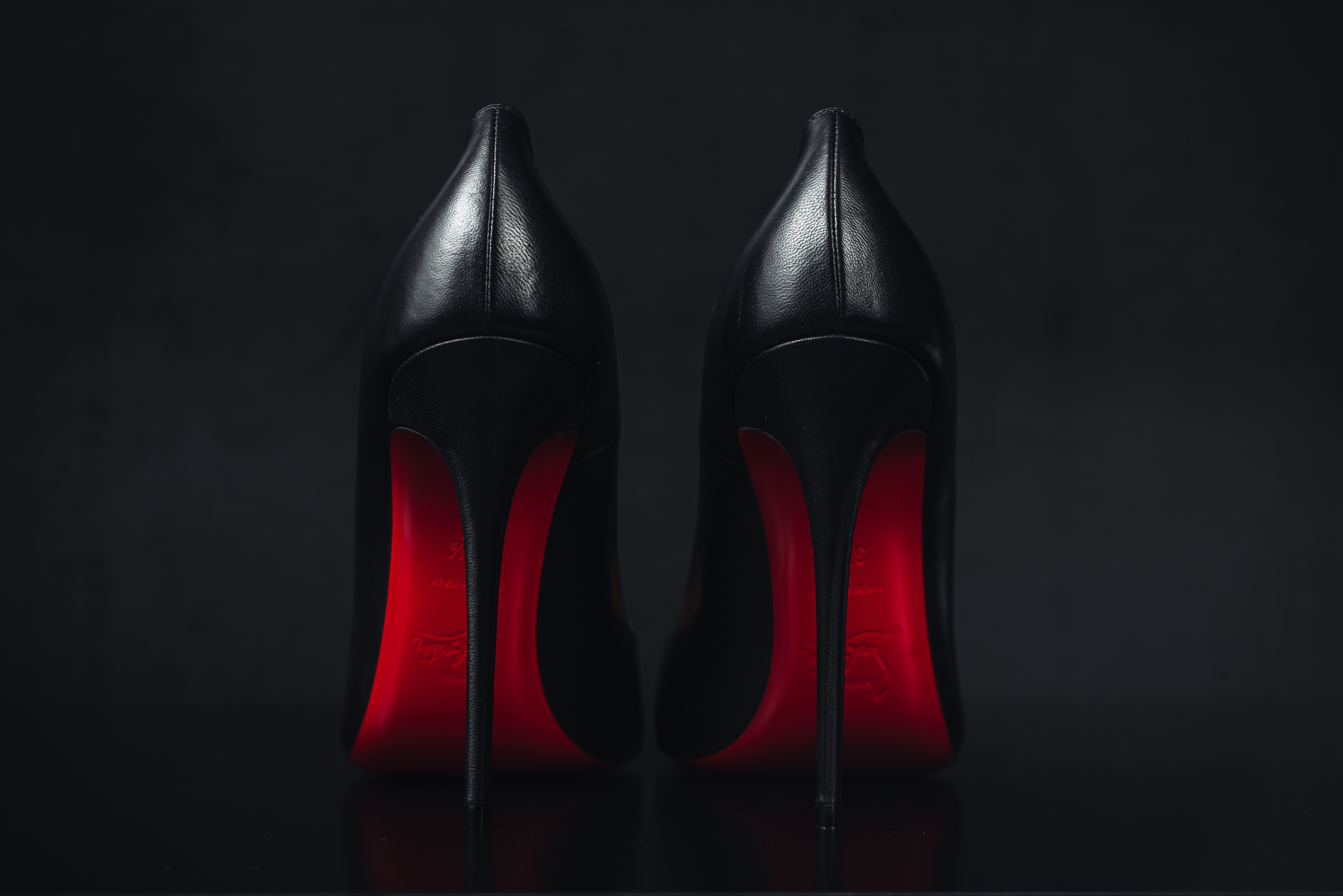 czarne szpilki szpilki louboutin prezent dla niej